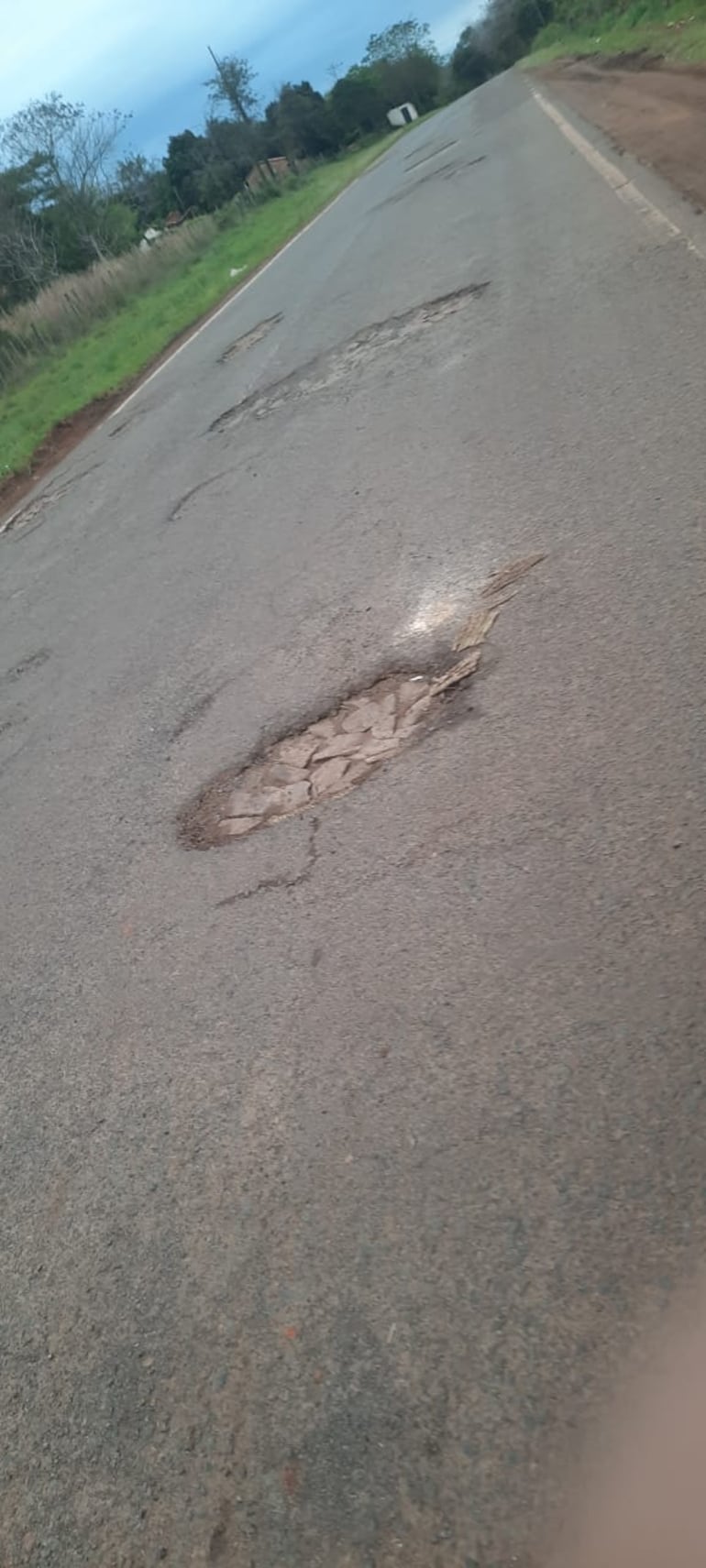 La vía de Tobatí a Arroyos y Esteros se encuentra en estado deplorable.