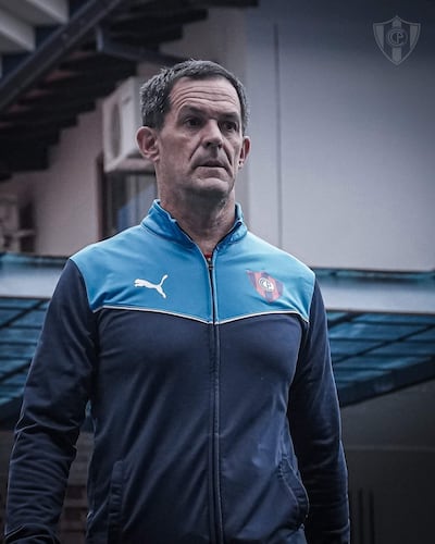 Víctor Bernay, aún con futuro incierto como DT.