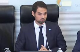 Ian Sielecki frenó su discurso al notar que tenía detrás un mapa en donde las Islas Malvinas figuraban como británicas.