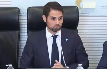 Ian Sielecki frenó su discurso al notar que tenía detrás un mapa en donde las Islas Malvinas figuraban como británicas.