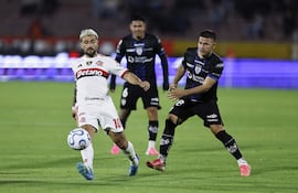El paraguayo Hugo Quintana (d) de Independiente del Valle disputa el balón con Giorgian De Arrascaeta de Flamengo este jueves, en un partido de ida de cuartos de final de la Copa Libertadores entre Independiente del Valle y Flamengo en el estadio Olímpico Atahualpa, en Quito (Ecuador).