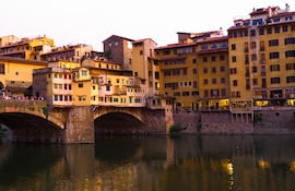 El Oltrarno, el puente Ponte Vecchio, Florencia, Italia.