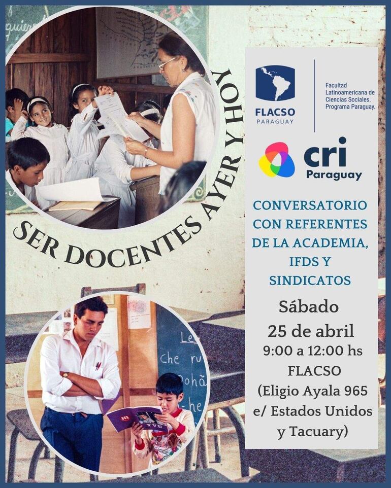 Una maestra explica a estudiantes atentos en aula con mesas y pizarras, mientras algunos niños sonríen y levantan la mano.