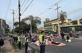Indígenas se movilizan frente al Indi esta mañana y la avenida Artigas permanece bloqueada.