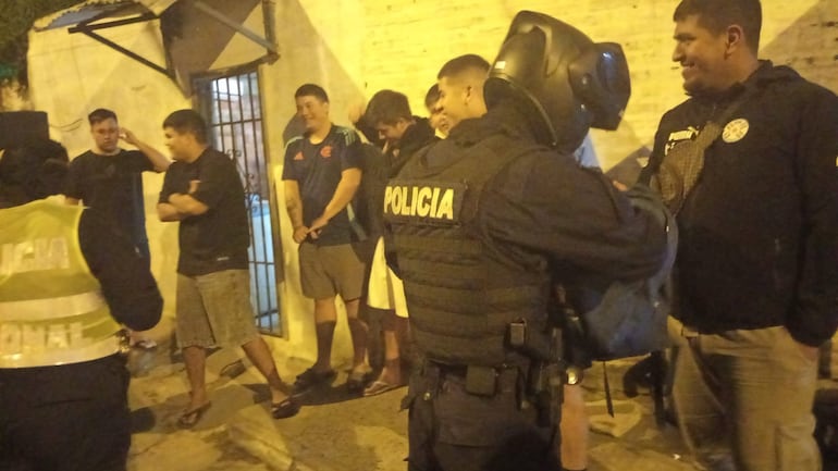 Efectivos de la Comisaría 5ª de Asunción realizaron patrullas y controles preventivos en pasillos y sectores de difícil acceso en la Chacarita.
