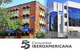Edificios de la Universidad Iberoamericana, uno tradicional de ladrillo y otro moderno de vidrio, rodeados de vegetación.