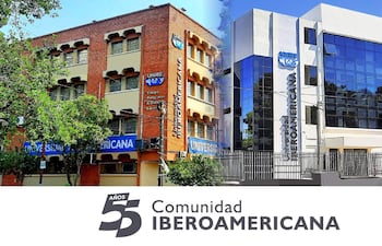 Edificios de la Universidad Iberoamericana, uno tradicional de ladrillo y otro moderno de vidrio, rodeados de vegetación.