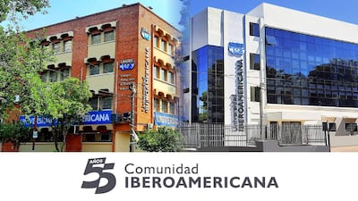 Edificios de la Universidad Iberoamericana, uno tradicional de ladrillo y otro moderno de vidrio, rodeados de vegetación.