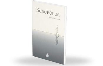 Portada del libro 'Scrupŭlus' con diseño sencillo y figura humana en superficie reflectante.