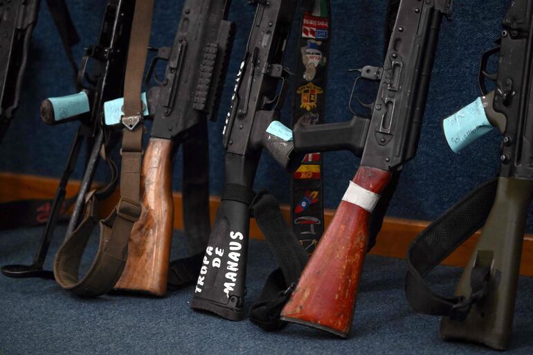Armas confiscadas durante la operación "Contención" en Río de Janeiro.