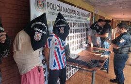 Los presuntos asaltantes fueron detenidos durante un operativo en el barrio San Rafael.