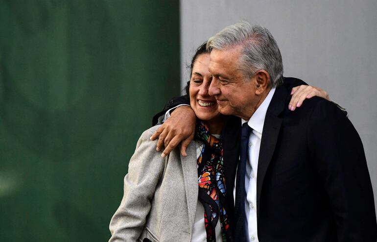 El presidente saliente de México, Andrés Manuel López Obrador (d) abraza a la candidata oficialista, Claudia Sheinbaum y futura gobernante.