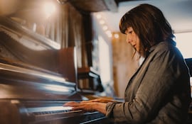 La artista británica Emily Portman es una de las que encontró canciones creadas con IA entre sus temas.