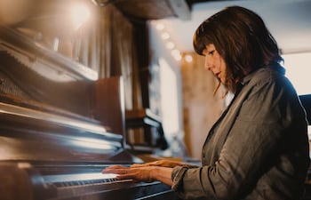 La artista británica Emily Portman es una de las que encontró canciones creadas con IA entre sus temas.