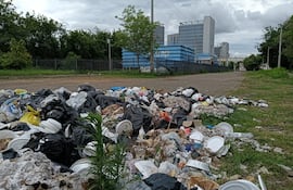 Enorme vertedero irregular en el Parque de la Solidaridad, uno de los espacios más deteriorados de la zona periférica del microcentro de Asunción.