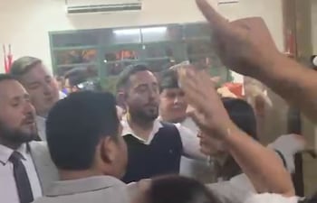 Asamblea estudiantil termina en incidentes tras disputa por sistema de votación