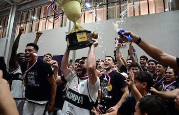 Los Kings sudaron pero celebraron el cierre de una magnífica temporada, conquistando su título 36º en el firmamento basquetero paraguayo, para seguir alejándose en la cima con mayor cantidad de cetros.