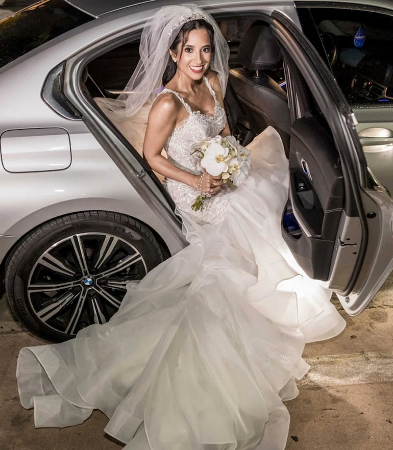 La novia lució hermosa con un vestido de líneas románticas que fue confeccionado por la diseñadora Beverly Kuhl.