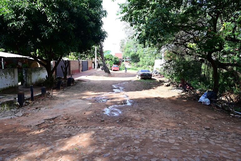 Calle María Felicidad González, de Asunción. Allí debía existir un desagüe pluvial que no se hizo.
