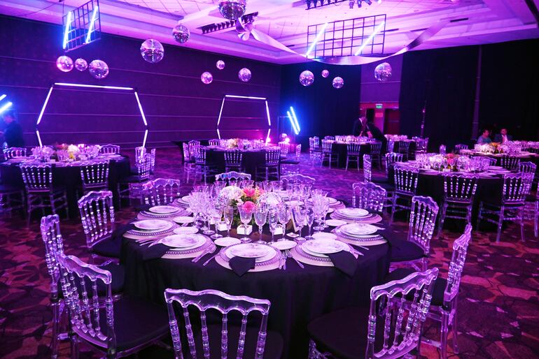 La decoración llevó luces en tonos morados.