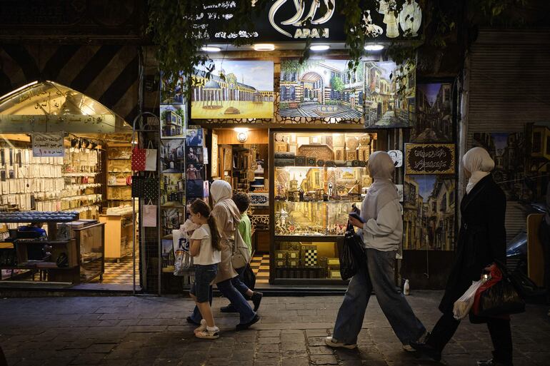 Las calles de Damasco y los sitios de interés vuelven a llenarse de visitantes, donde el sector turístico registra su mayor crecimiento en más de una década. 
