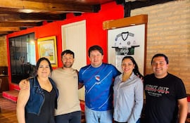 En la imagen se observan los cuatro precandidatos a intendente de Villa Florida, quienes participarán en una encuesta para definir al candidato oficial de Honor Colorado, junto al referente departamental del movimiento, Michel Flores.