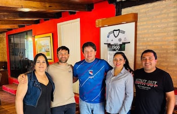 En la imagen se observan los cuatro precandidatos a intendente de Villa Florida, quienes participarán en una encuesta para definir al candidato oficial de Honor Colorado, junto al referente departamental del movimiento, Michel Flores.