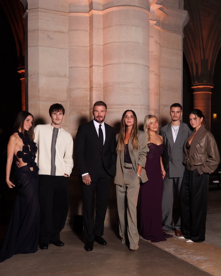 La diseñadora Victoria Beckham rodeada de su esposo David Beckham, su hija Harper Seven y sus hijos Romeo y Cruz con sus respectivas novias. (Instagram/David Beckham)