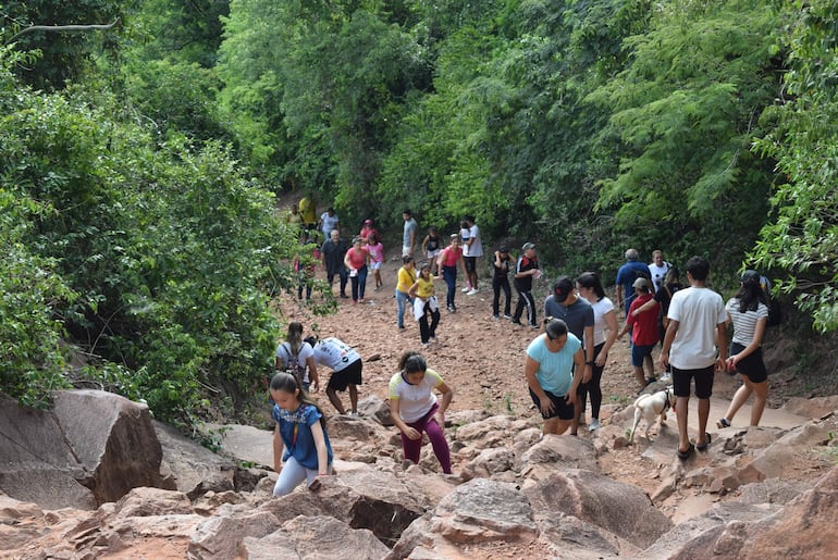 Fieles realizan la subida al cerro Yaguarón como muestra de fe y devoción cristiana en Semana Santa.