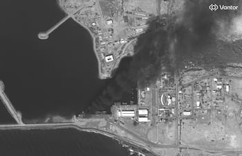 Una imagen satelital facilitada por Vantor muestra los daños causados por un ataque a la base naval, así como la actividad en la cercana base aérea de Konarak y las instalaciones de drones asociadas, tras los ataques aéreos de Israel y EE. UU., Irán, este sábado.