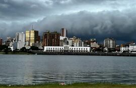Grandes nubes grises se elevan en la capital.