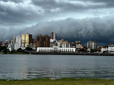 Grandes nubes grises se elevan en la capital.