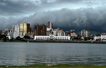 Grandes nubes grises - tormentas