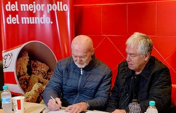 Salvador Mendelzon y Carlos Jorge Biedermann firman acuerdo para la apertura del local número 13 de KFC.