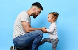 Padre aconsejando a su hija.