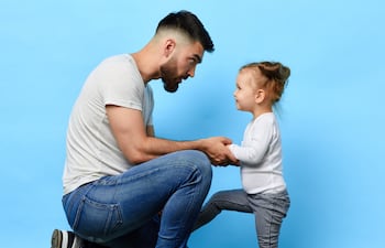 Padre aconsejando a su hija.