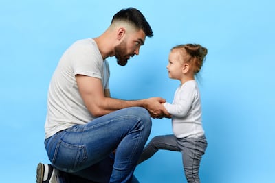 Padre aconsejando a su hija.