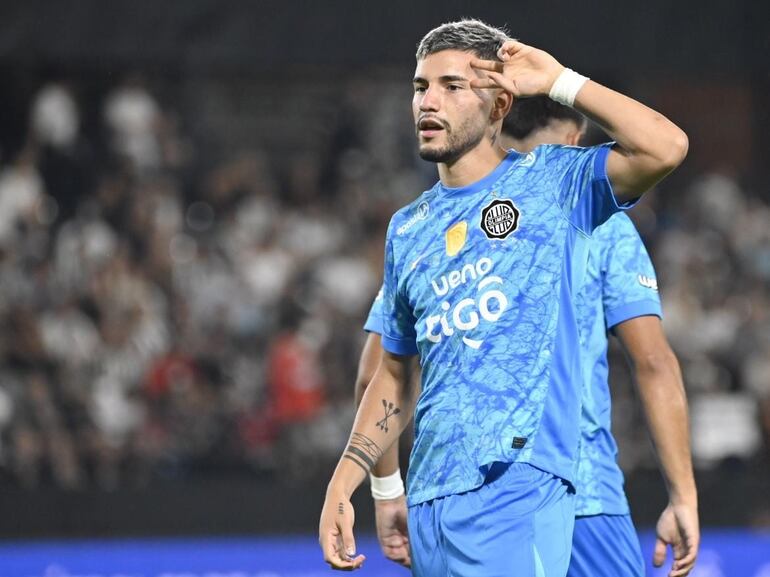 Iván Leguizamón, jugador de Olimpia, celebra un gol en el partido frente a Libertad por la novena fecha del torneo Apertura 2025 del fútbol paraguayo en el estadio La Huerta, en Asunción, Paraguay.