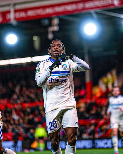 El marfileño, Martial Godo (22 años) celebra el tanto que le dio el triunfo a Racing de Estrasburgo en su visita a Aberdeen.
