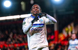 El marfileño, Martial Godo (22 años) celebra el tanto que le dio el triunfo a Racing de Estrasburgo en su visita a Aberdeen.