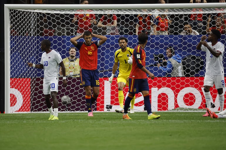 Rodri Hernández lamenta una de las tantas oportunidades de gol perdidas por España contra Cabo Verde.