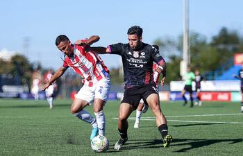 Elías Cabañas intenta conservar el balón ante la marca de Jorge Armoa. (Foto: @CopaParaguayAPF)