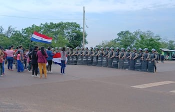Un grupo de campesinos se manifiesta en Yaguareté Forest exigiendo la libertad de Elvio Benítez, mientras la policía se mantiene en cordón de seguridad.