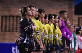 Las jugadoras del Sport Colonial durante la entonación del himno nacional paraguayo en la formación previa al partido frente a Cerro Porteño en la final de vuelta del Campeonato Femenino de Futsal FIFA en el Polideportivo Luis Óscar Giagni, en Asunción.
