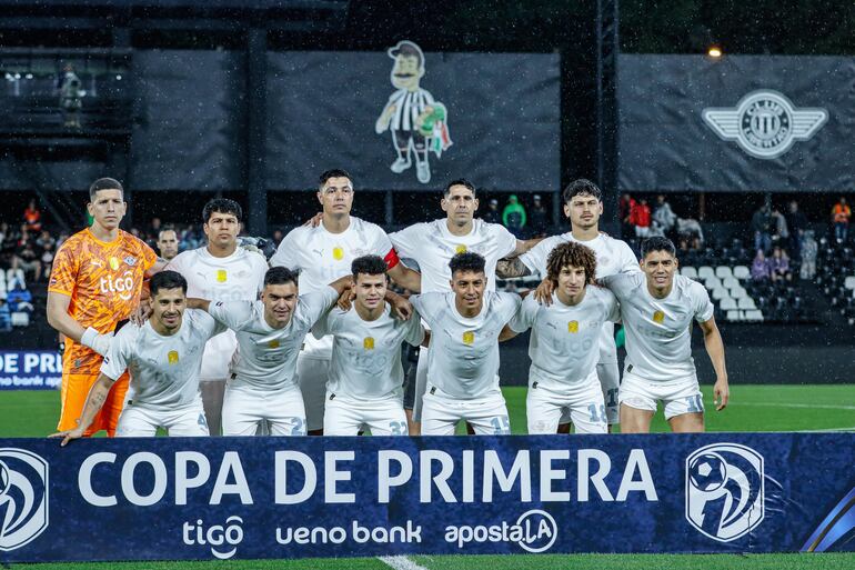 El equipo de Libertad que viene de empatar con Olimpia, en el clásico "blanco y negro" de la decimonovena ronda.