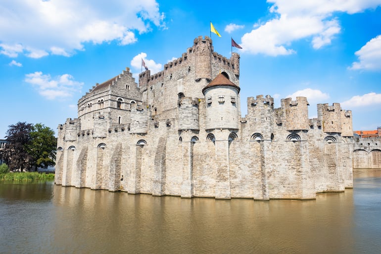 El histórico castillo de Gravensteen o Castillo de los Condes con fortificaciones medievales en Gante, Bélgica.