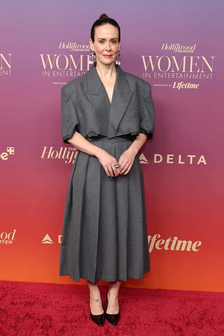 Sarah Paulson, quien recientemente recibió su estrella en el Paseo de la Fama, llegó con un sencillo y sentador look a The Hollywood Reporter's annual Women in Entertainment Gala 2025. (Amy Sussman/Getty Images/AFP)
