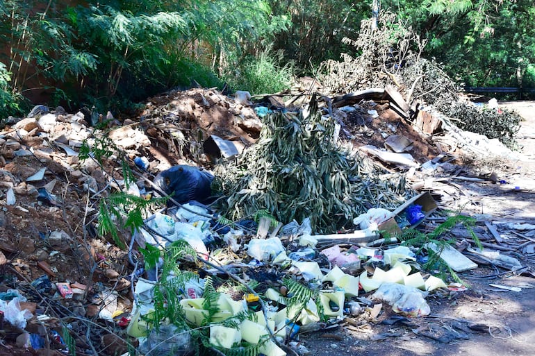 Montones de basura y escombros en un entorno descuidado sin personas visibles.