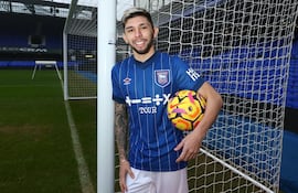 El delantero Julio César Enciso, durante su presentación en el Ipswich Town de la Premier League en enero de 2025.