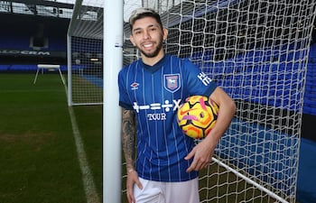 El delantero Julio César Enciso, durante su presentación en el Ipswich Town de la Premier League en enero de 2025.